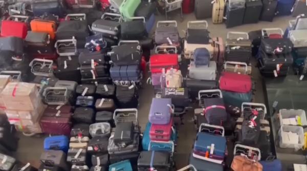 Munți de bagaje zac în aeroportul din Munchen. Lipsa de personal obligă mii de călători să zboare fără bagaje 