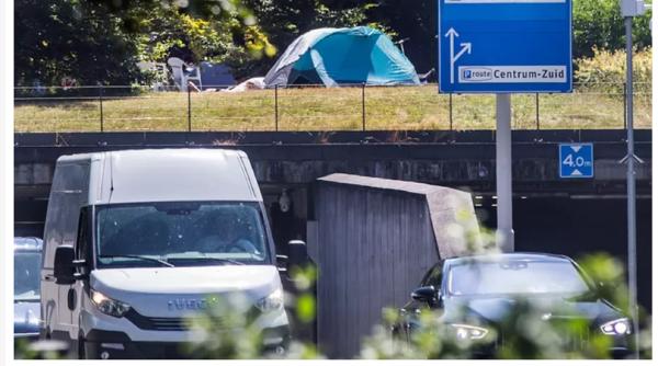 Olanda. Muncitori români fără adăpost, alungați fără milă: „În loc să fie ajutați, îi împing mai mult în mizerie”