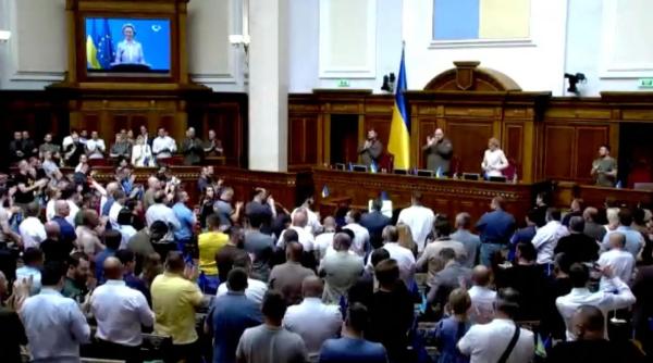 Moment simbolic în Parlamentul Ucrainei: Steagul UE, arborat în legislativul de la Kiev