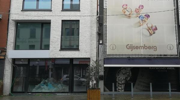 Trei români au încercat un jaf ca-n filme în Belgia. Proprietarul bijuteriei i-a auzit prin pereți și a chemat imediat poliția