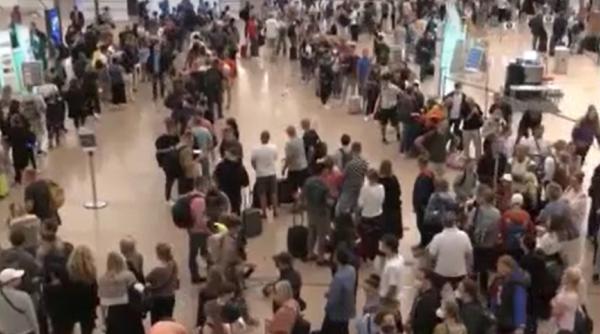 Vacanțele și călătoriile de afaceri a mii de oameni, puse în pericol: Zboruri anulate, pasagerii așteaptă ore în șir în aeroport