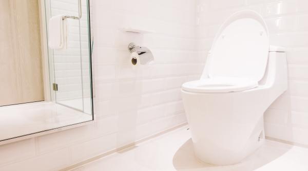 Amestecă pastă de dinți și bicarbonat de sodiu și pune totul într-o pungă: Trucul care te scapă de multe probleme ale toaletei, în doar 7 minute