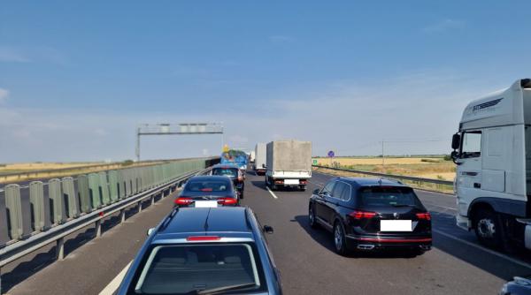 Românii se întorc în țară: Cozi imense la graniță. Erich Mocanu: „Sunt peste șase kilometri” - FOTO