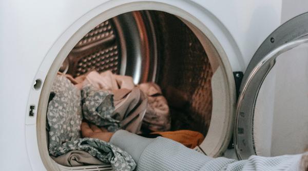 De ce să pui o aspirină în mașina de spălat: Secretul pe care îl știau și bunicile noastre, care te scapă de multe bătăi de cap