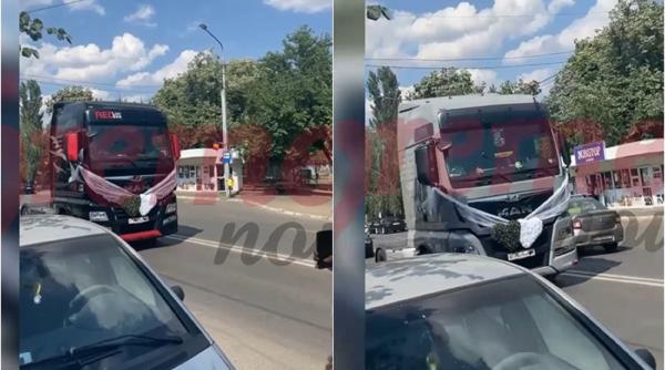 Doi șoferi români de camion au mers cu TIR-urile să se căsătorească. Nașii lor sunt tot transportatori - VIDEO