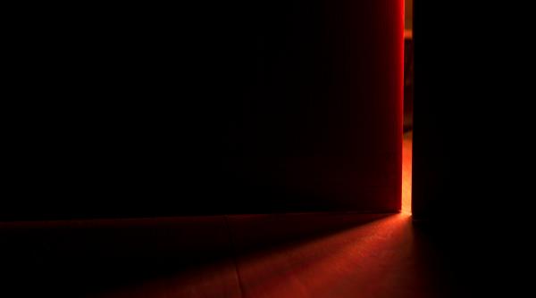 Închideți ușa dormitorului înainte de a vă pune la somn. Acest gest vă poate salva viața!