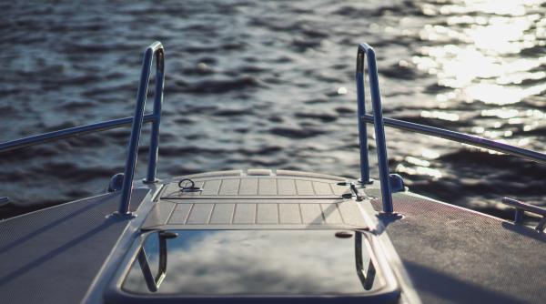 Panică la bordul unei nave de croazieră: Pasagerii au încremenit când vasul a lovit un aisberg