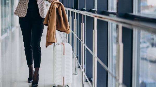 Românii care merg cu avionul, sfătuiți să îşi ia strictul necesar în bagajul de mână: „Valizele întârzie şi câte două săptămâni“