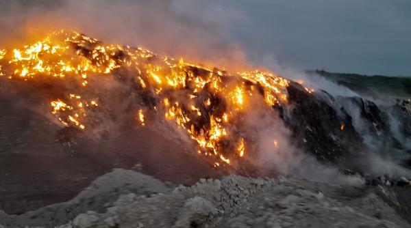 S-a emis mesaj Ro-Alert: Incendiu cu degajări mari de fum groapa de gunoi a orașului Băicoi