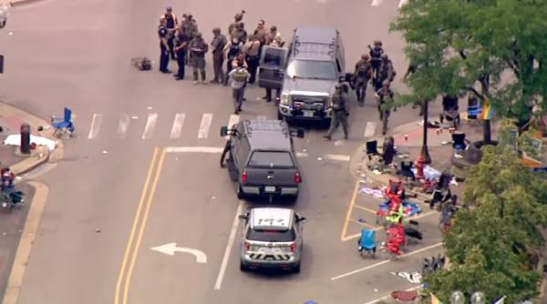 Atacatorul de la parada de 4 iulie pare să fi tras în mulţime de pe acoperiş. Bărbatul e încă în libertate - VIDEO