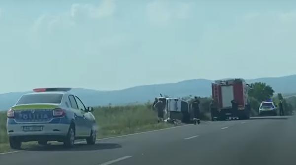 Microbuz care venea din afara graniței, răsturnat: Nouă persoane, între care patru copii, au ajuns la spital, în Caraș-Severin