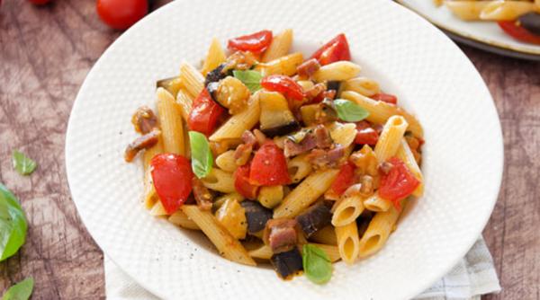 Paste cu sos de vinete, un meniu de vară proaspăt și plin de culoare