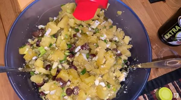 Salată orientală - cea mai bună rețetă de la bucătar. Ce ingredient secret are