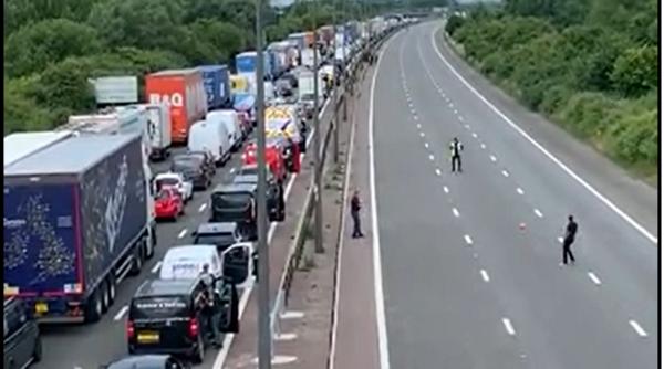 Șoferii din Marea Britanie, formă de protest inedită faţă de preţurile mari la carburanţi: S-a jucat fotbal, a fost HAOS pe autostrăzi