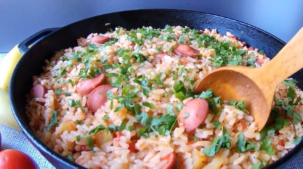 Din crenvurşti și orez faci un preparat de aur. Jambalaya, rețeta simplă și rapidă din bucătăria americană