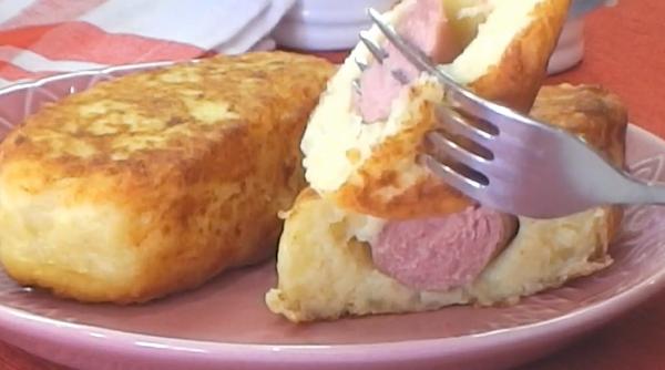 Ai cârnați și cartofi în casă? Prepară niște chirtărițe, soluția ideală pentru un prânz rapid și delicios!