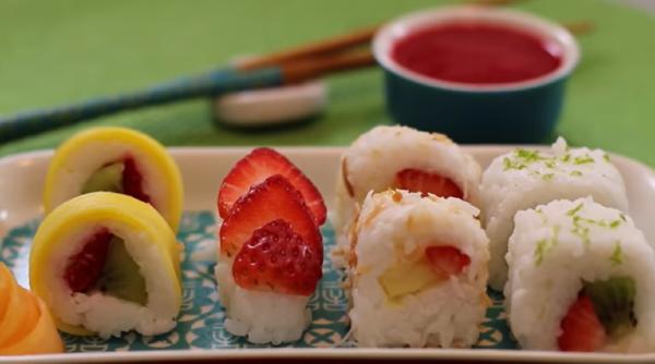 Sushi cu fructe proaspete de sezon. Un desert răcoros și rapid de pregătit