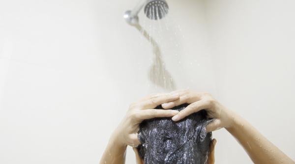 Faceți un truc cu oțet și bicarbonat pentru ca părul să nu înfunde niciodată scurgerea dușului