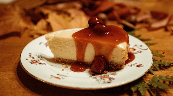 Trebuie să încerci acest tort cu biscuiți și caramel, fără coacere! Imposibil să nu iubești acest desert