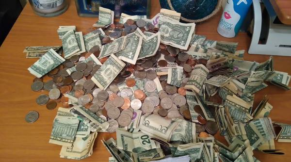 Bancul zilei: Un bărbat intră într-un bar și vede un borcan plin cu bani