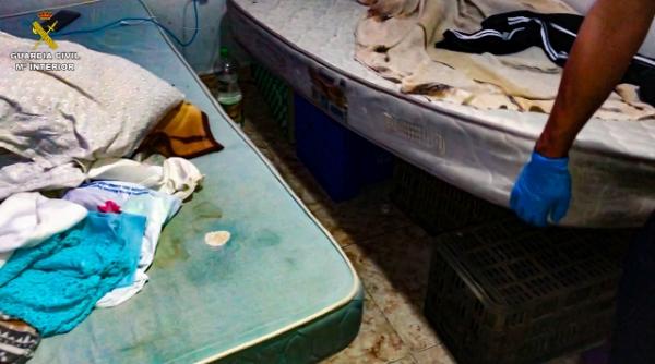 Italia. Româncă ținută în condiții inumane de patroni, fără apă și toaletă: Dormea pe niște lăzi de cartofi, după 19 ore de muncă pe zi