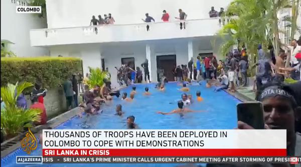 Mii de protestatari din Sri Lanka au luat cu asalt reședința oficială a președintelui și au făcut baie în piscină - VIDEO
