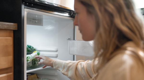 Pune un ziar umed în frigider seara și vezi ce se întâmplă până dimineața. Trucul uimitor care te va ajuta în multe situații