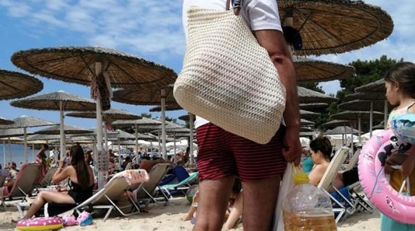 Imaginea cu un român pe plajă în Thassos a "rupt" Internetul: "Ce ai frate în bidon?" / "E ulei de bronzat" / "Uite așa ne facem de râs"