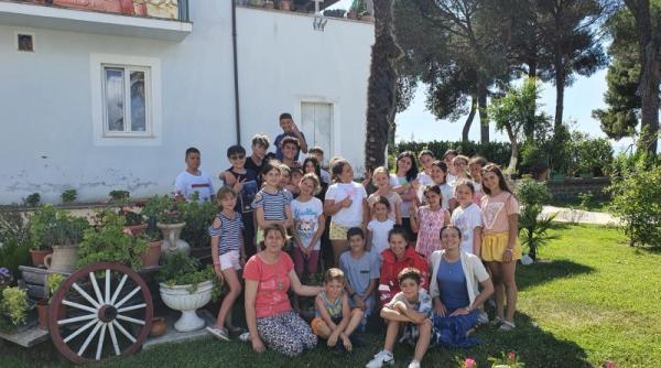 În Italia a crescut numărul taberelor de vară pentru copiii români: „Îi îndemnăm pe părinţi să îşi ţină identitatea“