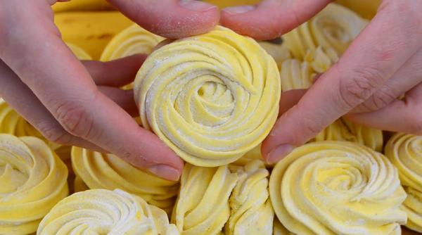 Marshmallow cu banane, foarte fragede și parfumate. Rețeta pas cu pas ca să îți iasă perfecte. Nebunie curată!