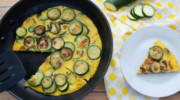 Omletă cu dovlecei, rețeta rapidă - un preparat rustic extrem de gustos 