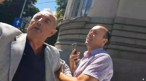 Protestatarul Ceaușescu, luat la bătaie în fața instanței de un fost procuror (VIDEO)