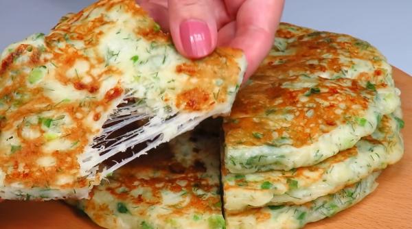 Khachapuri leneș sau o prăjitură cu brânză într-o tigaie. O masă rapidă și gustoasă, gata doar în 10 minute!