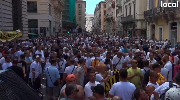 Protest de amploare în Roma: Oamenii s-au legat cu lanțuri de clădirea Guvernului - VIDEO