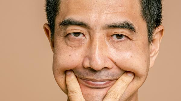 Un primar le-a impus oficialilor municipali să zâmbească sau vor fi amendaţi