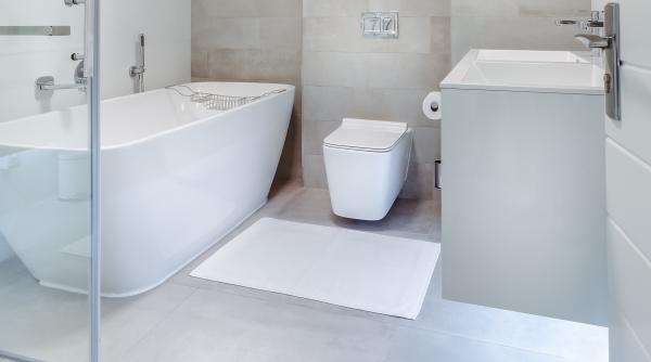 Curățați baia în doar cinci minute. Trucurile pentru a termina repede treaba și pentru a menține ordinea