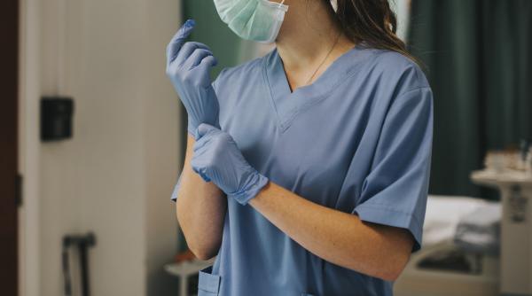 Italia. Asistentă româncă, acuzată că a furat bani și carduri de la pacienți în stadiu terminal