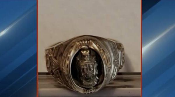 O femeie şi-a găsit un inel pe care l-a pierdut într-un lac, în urmă cu 53 de ani