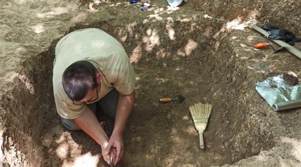 Mormânt vechi de cel puţin 2.500 de ani, descoperit de arheologii români