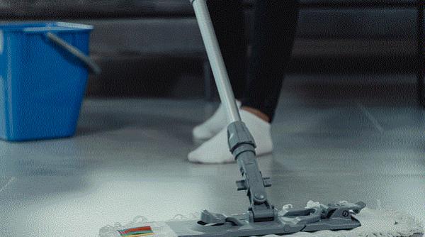 Pune un pumn de sare pe mop când faci curățenie: trucul bunicilor, cu rezultate uimitoare