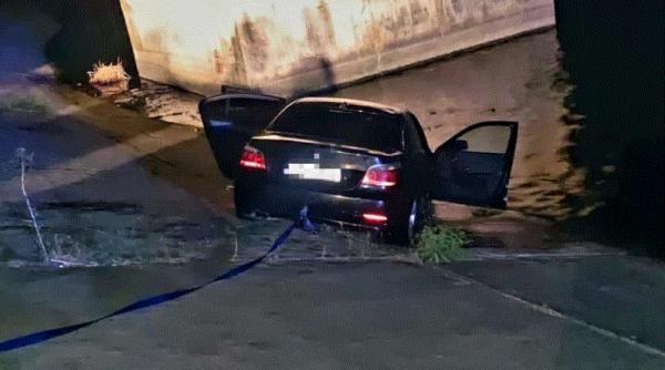 Șofer român, la un pas de moarte, după ce a căzut cu maşina în barajul Mihăileşti  