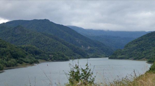 Un turist a căzut în gol, în zona barajului de la Siriu, în timp ce își făcea un selfie 