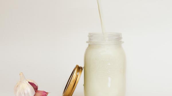 Amestecă lapte cu usturoi, elixirul care a devenit faimos peste noapte. Iată tot ce trebuie să știi despre el