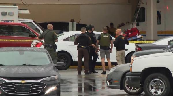 Atac armat într-un centru comercial din SUA: Mai multe persoane au murit