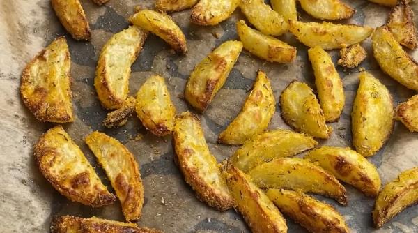Cartofi crocanți la cuptor: Mai ușor de făcut, mai gustoși și mult mai sănătoși decât cei prăjiți. Fă porție dublă, se vor termina rapid!