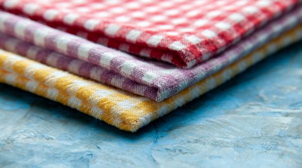 De ce miros urât cârpele de bucătărie și cum să scapi rapid de mireasma neplăcută din ele? Trucuri imbatabile