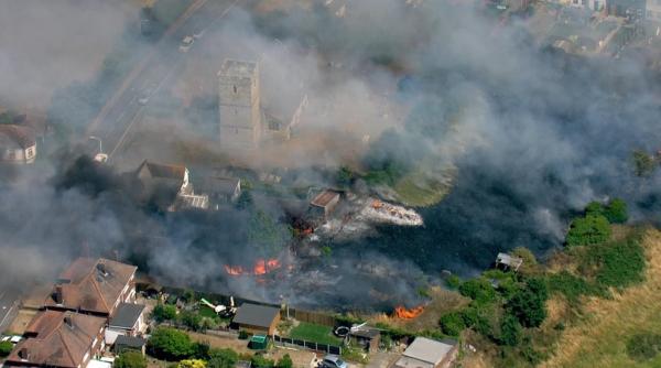Londra, înconjurată de incendii; situația, descrisă ca fiind „critică”: Trenurile nu mai pot circula, pompierii lucrează sub „presiune imensă“