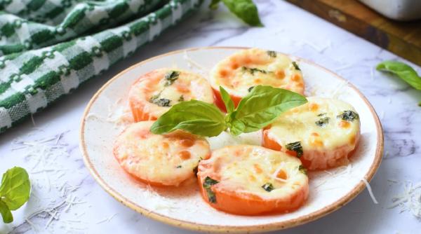 Roșii coapte cu brânză mozzarella și parmezan. Rețeta italiană de succes, care îți lasă gura apă