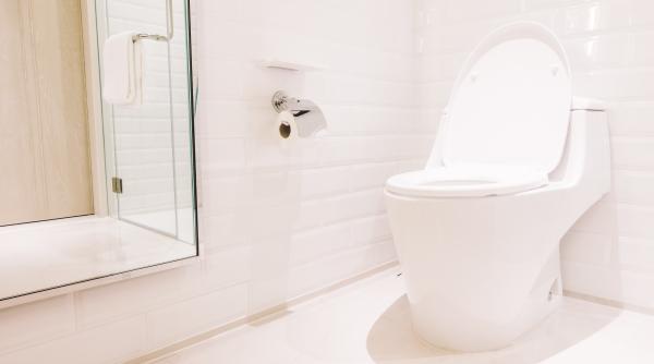 Cum să faci apa de la toaletă să coboare cu mai multă forță: Truc fantastic pentru a îndepărta tartrul