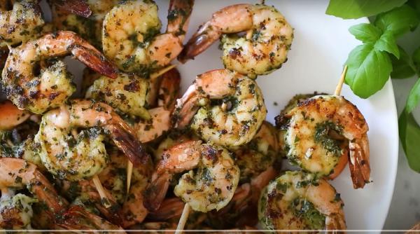 Frigărui cu creveți la grătar și sos Pesto. Un preparat gustos și perfect pentru serile cu prietenii